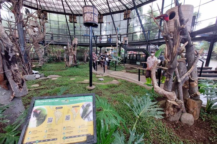 Polisi melakukan olah tempat kejadian perkara (TKP) di lokasi hilangnya lima koleksi burung mahal di Lembang Park and Zoo, Senin (23/5/2022).