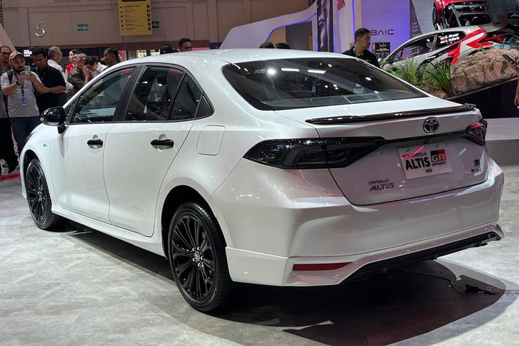 Toyota Corolla Altis HEV GR Sport meluncur di GIIAS 2025