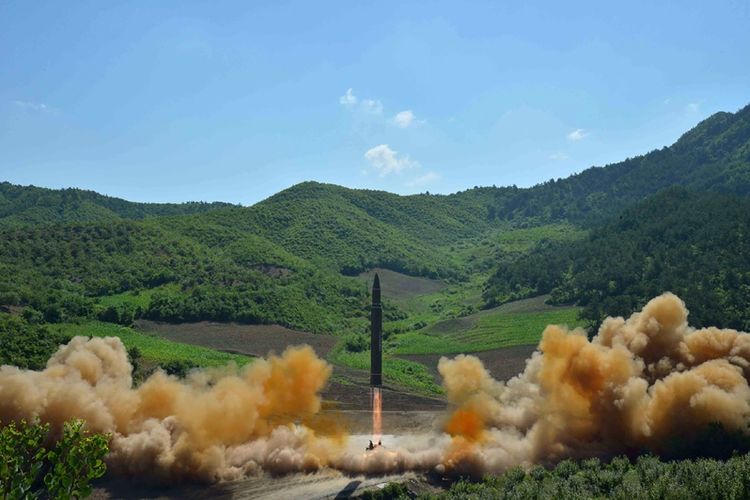 Foto yang dirilis KCNA ini memperlihatkan peluncuran misil balistik Hwasong-14 milik Korea Utara pada Selasa (4/7/2017).