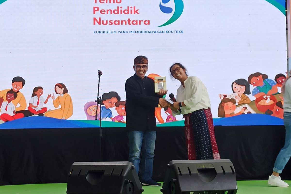 Iwan Apriyana menerima penghargaan dari Yayasan Guru Belajar karena dedikasinya membagikan cerita praktik baik