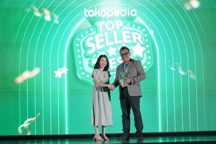 PT Kimia Farma Apotek (KFA), meraih penghargaan sebagai top seller kategori kebutuhan sehari-hari pada ajang Top Seller Fest 2023 yang digelar Tokopedia. 