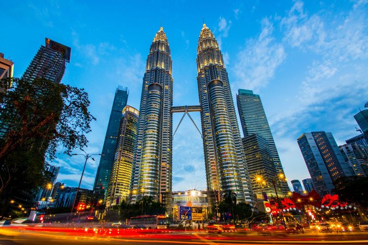 Menara Kembar Petronas, salah satu bangunan ikonik di Kuala Lumpur, Malaysia. Kasus demam berdarah di Malaysia sedang naik pada Desember ini.