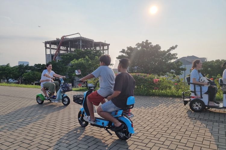 Bermain sepeda listrik di kawasan Pantai Maju PIK, jakarta Utara, Sabtu (11/3/2023).