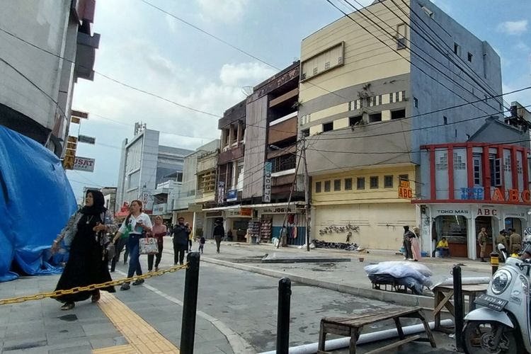 Dinas PUPR Kota Tasikmalaya nantinya akan membuka besi terpasang di jalan kendaraan pedestrian Cihideung Malioboro-nya Tasikmalaya untuk lalu lintas motor dan mobil usai proyek dikerjakan seluruhnya, Kamis (13/10/2022).