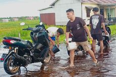 Dari Berenang sampai Cuci Motor, Kisah Warga Palangka Raya "Manfaatkan” Bencana Banjir Tahunan…