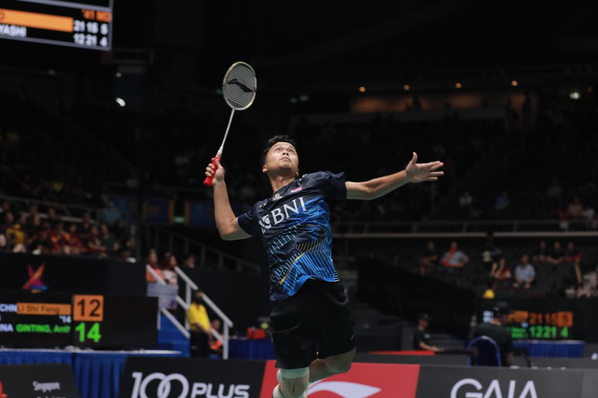 Anthony Sinisuka Ginting saat melawan Li Shi Feng (China) pada perempat final Singapore Open 2023 di Singapore Indoor Stadium, Jumat (9/6/2023). Ginting menang 21-13, 16-21, 21-12 dan berhak melaju ke semifinal Singapore Open 2023. Artikel ini berisi link live streaming semifinal Singapore Open 2023. 