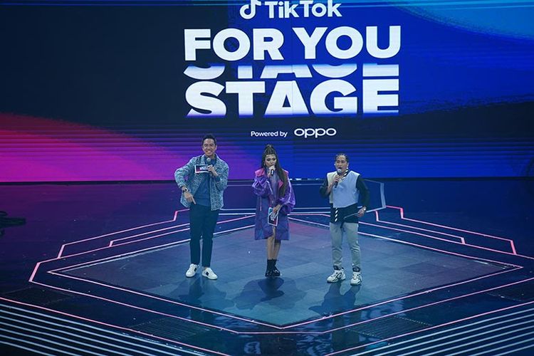 Daniel Mananta, Rina Nose, dan Irfan Hakim saat menjadi MC TikTok For You Stage. 