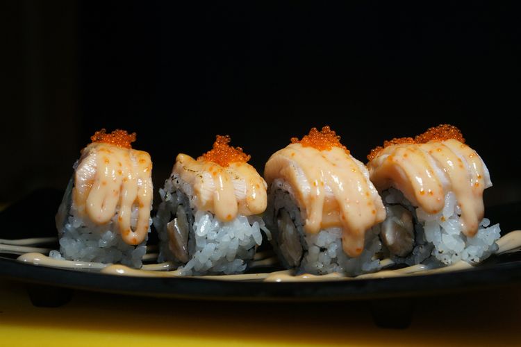 Ilustrasi sushi salmon mentai. 