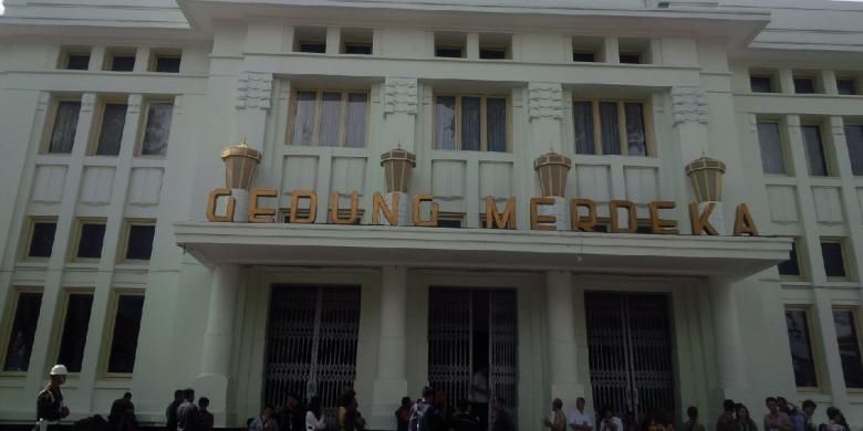 Gedung Merdeka di Jalan Asia Afrika Bandung. Gedung bersejarah ini merupakan tempat dilangsungkannya Konferensi Asia Afrika (KAA).