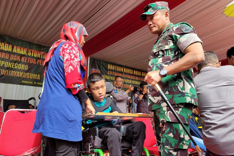 Pangdam IV/ Diponegoro Mayjen Widi Prasetijono menyerahkan bantuan kursi roda adaptif untuk penyendamg disabilitas ganda di Markas Korem 071/Wijayakusuma, Banyumas, Jawa Tengah, Rabu (15/2/2023).