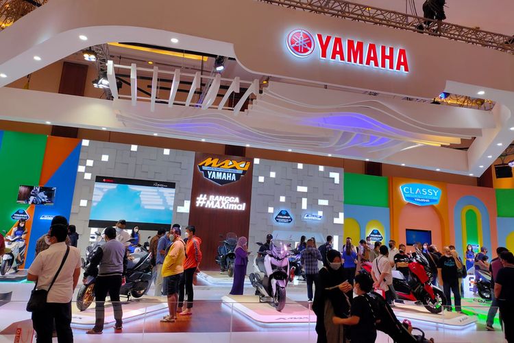 Yamaha unjuk diri di IMOS 2022 dengan menampilkan motor listrik Yamaha E01 lengkap dengan stasiun pengisian baterai sebagai daya tarik utama.