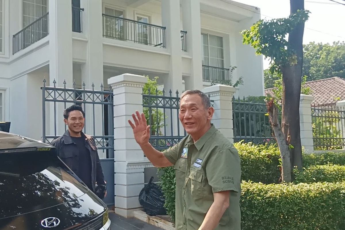 Pengusaha Jusuf Hamka saat akan bertemu Mahfud MD di kediamannya, kawasan Taman Patra, Kuningan, Jakarta, Sabtu (13/7/2024).