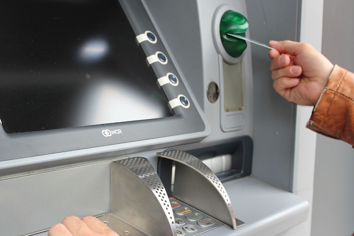 Cara mengatasi kartu ATM tertelan saat bertransaksi di mesin ATM.