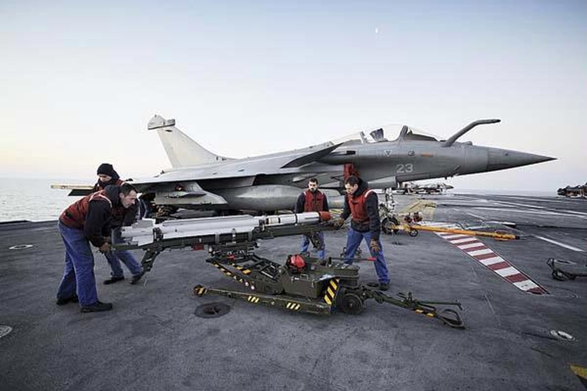 Teknisi Angkatan Laut Perancis mempersenjatai pesawat tempur Rafale dengan misil 