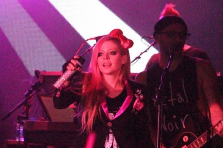 Vokalis pop punk rock dari Kanada, Avril Lavigne, meledakkan histeria para penonton konser Avril Lavigne - Asia Tour 2014 di Istora Senayan Jakarta, Rabu (12/3/2014) malam.