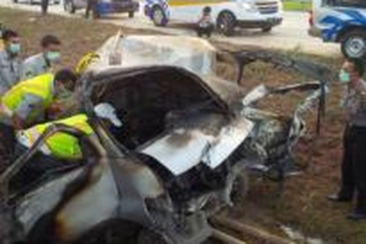 Kondisi kendaraan yang mengalami kecelakaan di ruas tol Cipali, Senin (6/7/2015).