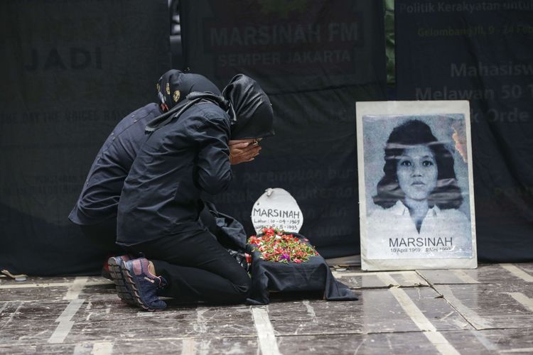 Aksi teatrikan bercerita tentang Marsinah memeriahkan May Day Fiesta dalam rangka memperingati Hari Buruh Internasional di Istora Senayan Jakarta, Senin (1/5/2023). Ribuan buruh turun ke jalan menyampaikan aspirasinya.