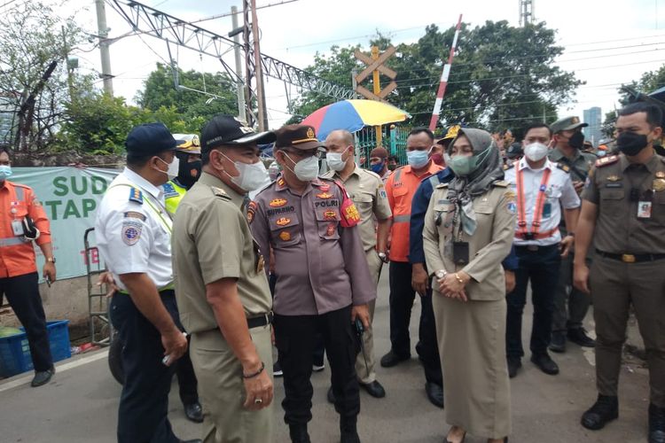 Wakil Walikota Jakarta Pusat Irwandi beserta Kepala Daop 1 Suryawan, melakukan peninjauan ke lokasi terkait rencana penutupan akses perlintasan di Gunung Sahari Selatan Jakarta Pusat, Senin (10/1/2022). 
