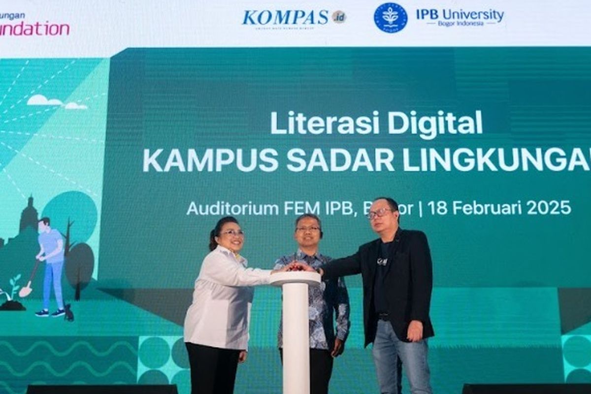 Director Communications Bakti Lingkungan Djarum Foundation Mutiara Diah Asmara, Wakil Rektor Bidang Pendidikan dan Kemahasiswaan IPB Prof. drh. Deni Noviana, PhD, DAiCVIM serta Pemimpin Redaksi Harian Kompas Sutta Dharmasaputra secara simbolis membuka acara literasi digital, Selasa (18/2/2025) di kampus Institut Pertanian Bogor (IPB)