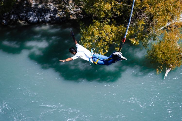 Wisatawan asal Hong Kong jatuh saat bermain bungee jumping, tali yang mengikatnya putus.