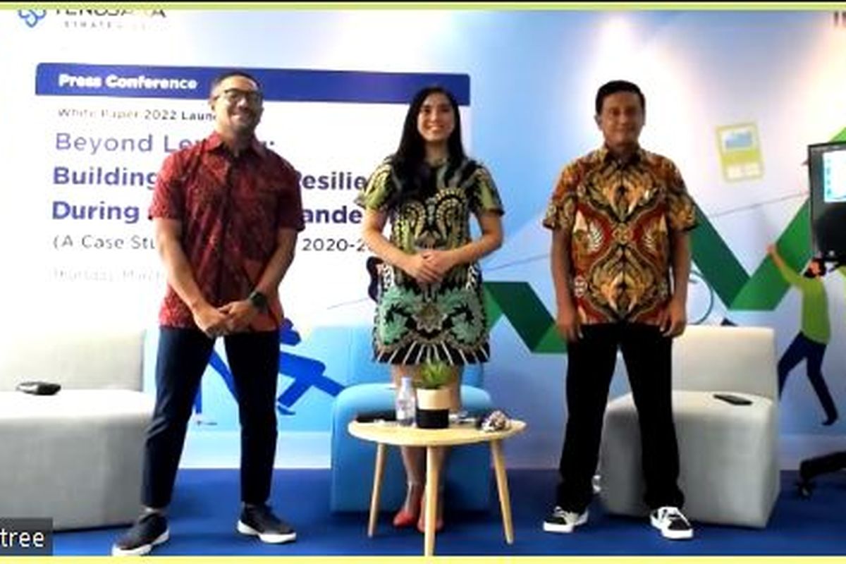 Co-Founder dan CEO Investree Adrian Gunadi, Economic Research Lead Tenggara Strategics Stella Kusumawardhani, dan Executive Director Tenggara Strategics Riyadi Suparno saat webinar Peluncuran White Paper, Kamis (24/3/2022).