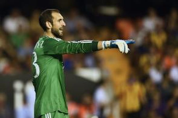 Salah satu ekspresi kiper AC Milan, Diego Lopez, pada laga persahabatan melawan Valencia, di Mestalla, Valencia, Minggu (17/8/2014).
