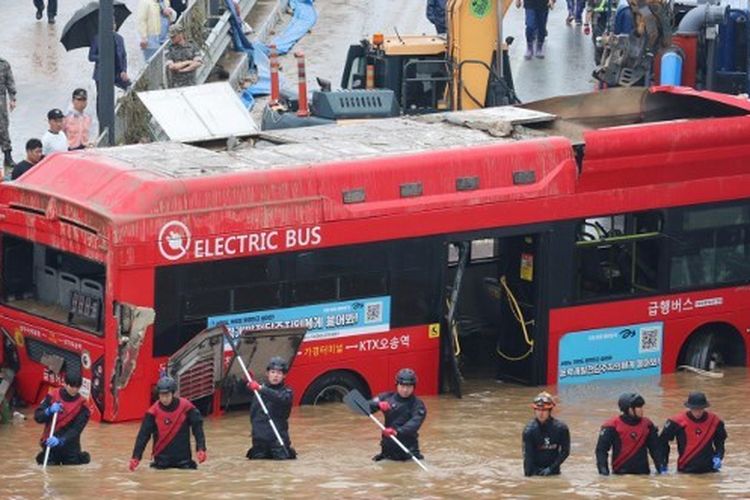 Pasukan penyelamat sedang bertugas untuk mencari korban banjir di Terowongan Cheongju, Provinsi Chungcheong Utara, Korea Selatan, 16 Juli 2023. Terkini, korban banjir dan tanah longsor di Korea Selatan dilaporkan telah mencapai lebih dari 40 orang.