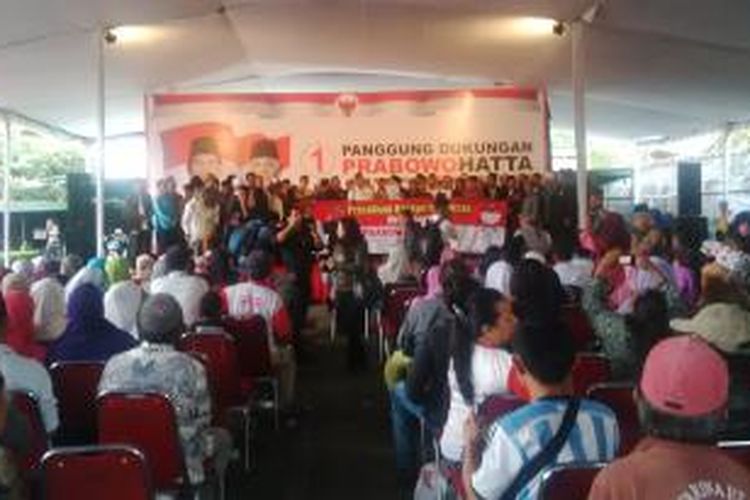 Salahsatu kelompok lembaga yang sedang melakukan deklarasi dukungan kepada Prabowo - Hatta di Posko Pemenangan pasangan Prabowo - Hatta Jawa Barat yang terletak di Wisma Kartifah, di Jalan Ir. H. Djuanda, Bandung, Jawa Barat,Kamis, (26/6/2014).
