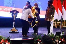 Menaker Ida Dampingi Jokowi Lepas Keberangkatan 597 PMI G2G Korsel