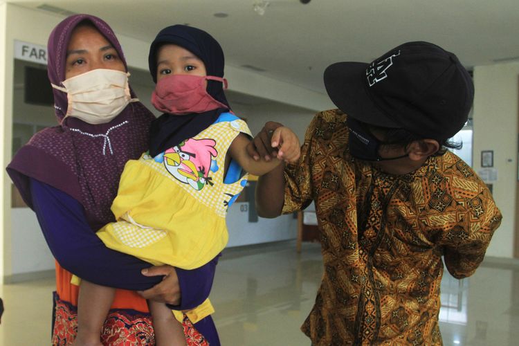 N (2) saat dijemput ayahnya AS (36) di rumah sakit Pelabuhan Boombaru Palembang, Sumatera Selatan usai menjalani isolasi selama 41 hari. N saat itu dinyatakan terpapar Covid-19 hingga akhirnya harus dirawat, Senin (15/6/2020).