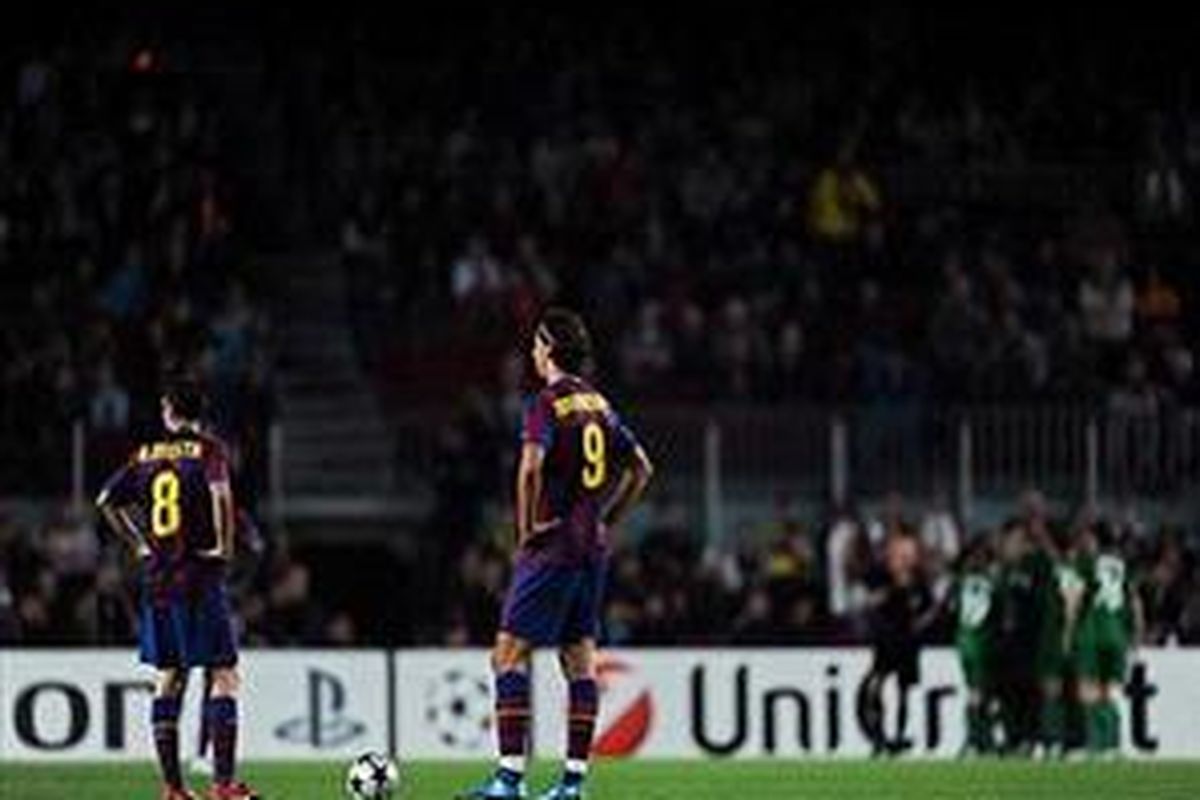 Pemain Barcelona, Andres Iniesta (kiri) dan Zlatan Ibrahimovic tertunduk lesu, seolah tak percaya dikalahkan Rubin Kazan di kandang sendiri.