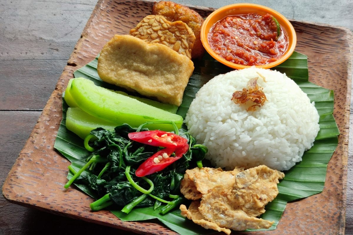 Ilustrasi nasi tempong dengan berbagai lauk makan. 