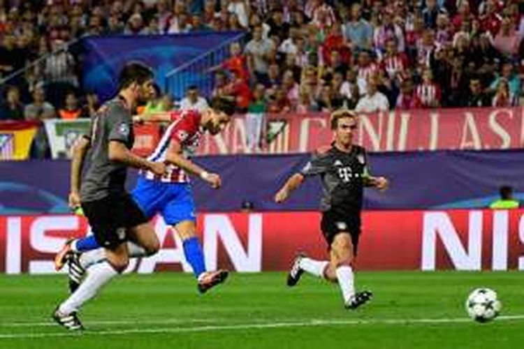 Kapten Bayern, Philipp Lahm, tak kuasa menutup ruang tembak gelandang Atletico, Yannick Ferreira Carrasco, pada pertandingan Liga Champions di Vicente Calderon, Rabu (28/9/2016).  