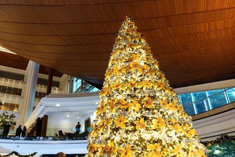 Pohon Natal raksasa di Gran Melia Jakarta pada Kamis (1/12/2022).