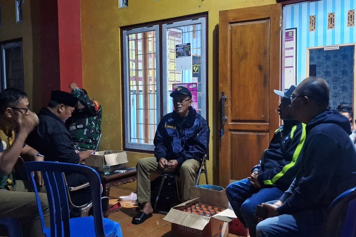 Bupati Ciamis, Herdiat Sunarya meninjau lokasi pengungsian di Bale Desa Mekarbuana, Kecamatan Panawangan, Ciamis, Senin (7/4/2025) dinihari