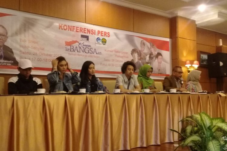 Bastian Steel, Aldi Maldini, dan Dewi Dewi saat menggelar konferensi pers jelang konser kebangsaan di Samarinda, Kaltim, Jumat (27/10/2017).
