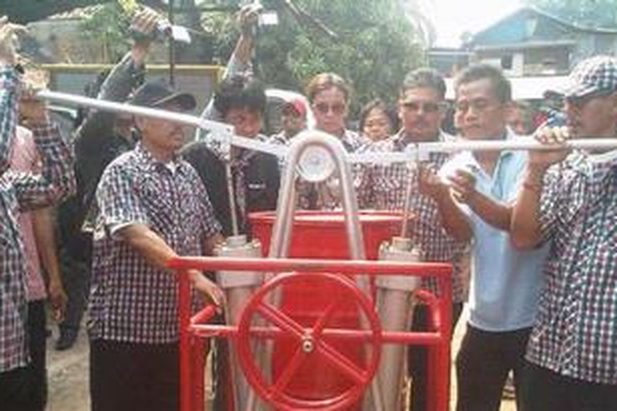 Para pendukung calon gubernur DKI Jakarta, Joko Widodo, memeragakan penggunaan pawang geni di Manggarai, Jakarta Selatan, Minggu (9/9/2012). Pawang geni merupakan alat pemadam kebakaran tahap awal yang diciptakan oleh warga solo, Sri Utomo.