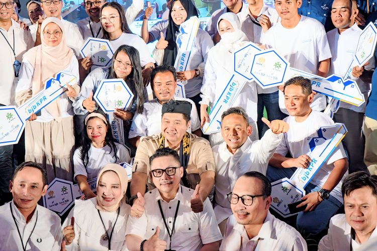 Menteri Perumahan dan Kawasan Permukiman (PKP) Maruarar Sirait saat penyerahan kunci rumah bersubsidi program FLPP di Sumedang, Jawa Barat. 