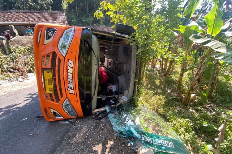Bus yang terguling di Jalan Pantai Ngobaran-Nguyahan, Kapanewon Saptosari, Gunungkidul, DI Yogyakarta Kamis (1/6/2023