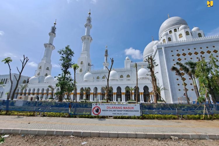 Pembangunan Masjid Raya Sheikh Zayed Solo di Kota Solo, Jawa Tengah.