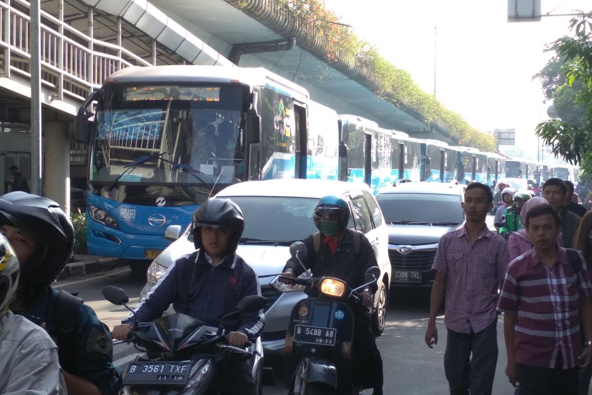 Puluhan bus transjakarta terjebak kemacetan di Simpang Matraman, Selasa (10/4/2018)