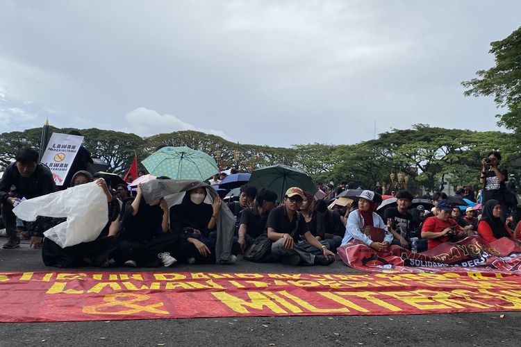 Hujan Tak Surutkan Ribuan Buruh Gelar Aksi May Day di Kota Malang 