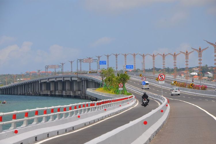 Jalan Tol Bali-Mandara, jalan tol yang memiliki jalur khusus sepeda motor.