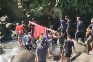 Perjuangan Masni Jemput Kelahiran Berujung Duka, Warga Pedalaman Tutar Ini Ditandu 4 Jam karena Akses Buruk