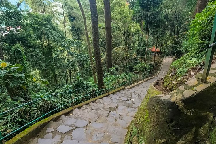 Jalur tangga di Grojogan Sewu Tawangmangu.