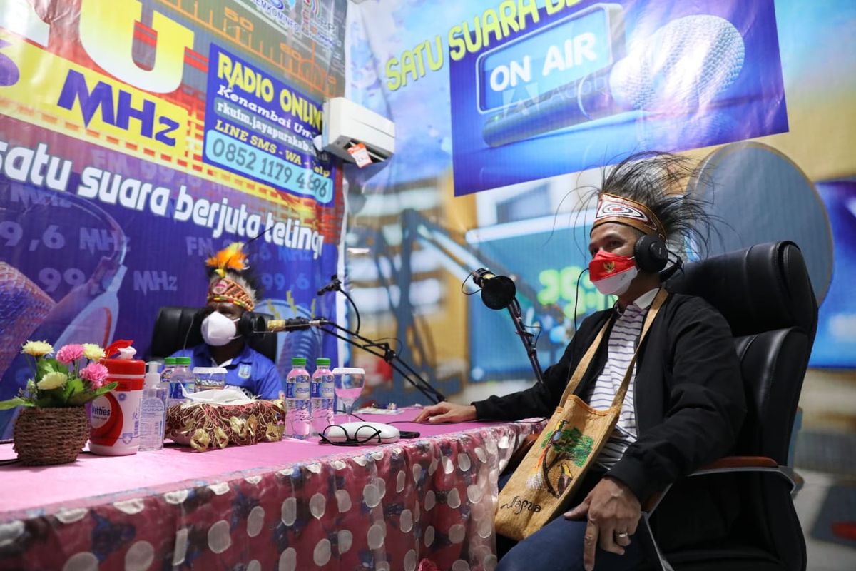 Gubernur Jawa Tengah Ganjar Pranowo saat mengunjungi Radio Lembaga Penyiaran Publik Lokal (LPPL) Kenambai Umbai Kabupaten Jayapura dan berdialog dengan warga melalui sambungan telepon, Jumat (1/10/2021).

