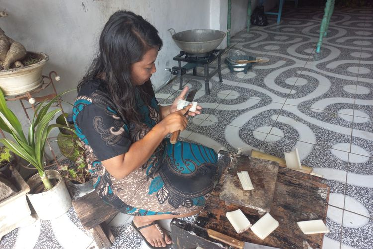 Ika Wulandari saat mengiris pelepah pisang untuk diolah menjadi keripik