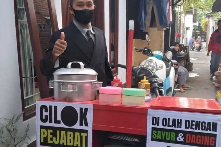 Lutfi Ramli, pedagang cilok di Kota Mataram yang berdandan bak pejabat, pakai jas dan berdasi untuk menarik pembeli.