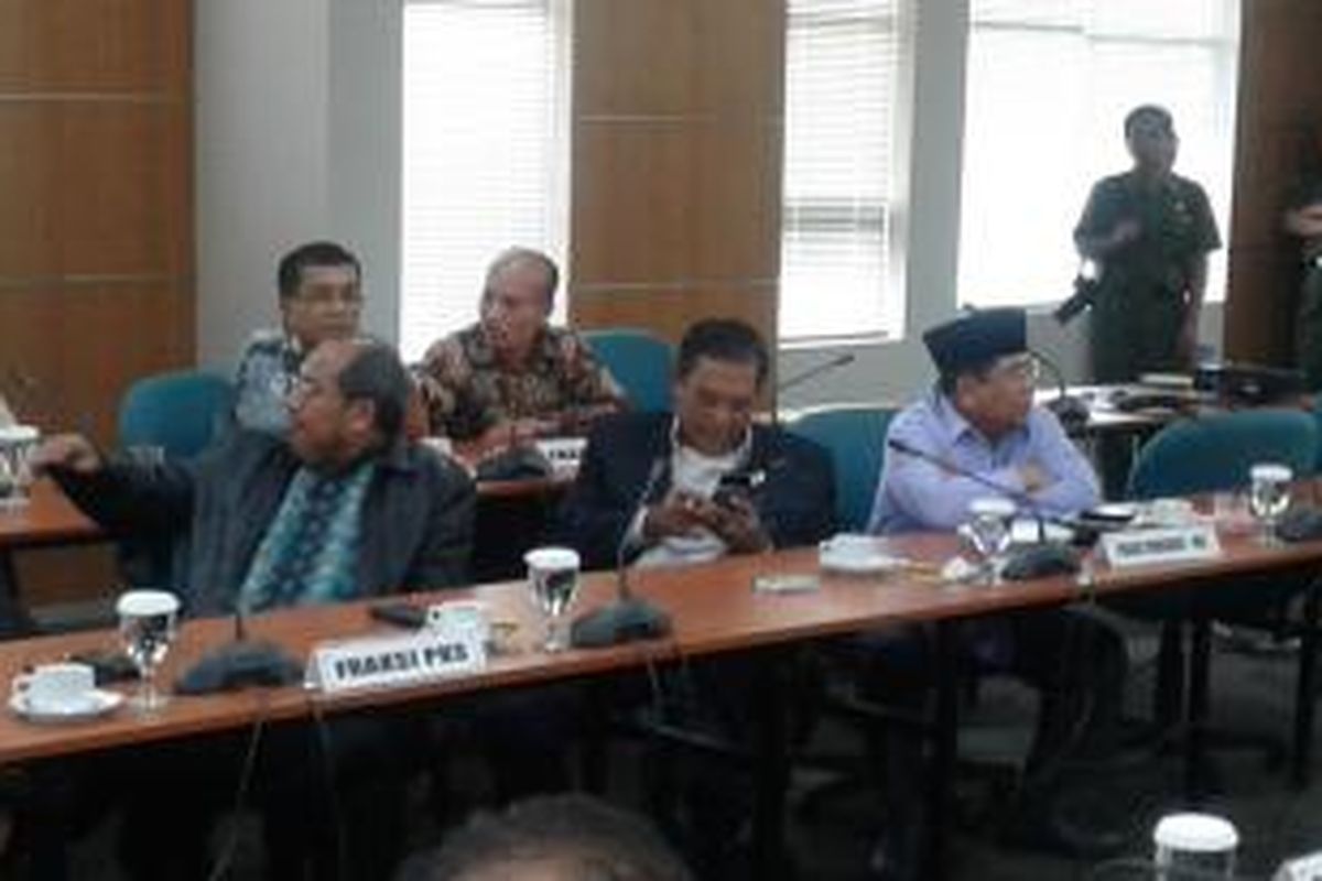 Seorang anggota DPRD DKI fraksi Demokrat-PAN tengah merokok dalam rapat pimpinan (rapim) di ruang serbaguna, gedung DPRD DKI, Senin (16/2/2015).