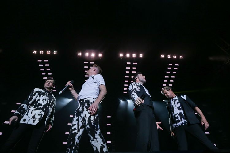 Personel Westlife Mark Feehily, Nicky Byrne, Shane Filan, dan Kian Egan menghibur penonton saat konser The Wild Dreams Tour di Jakarta, Sabtu (11/2/2023) malam. Lebih dari 25.000 orang penonton hadir menyaksikan konser kelompok musik asal Irlandia ini.